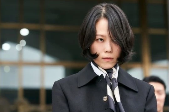 《造后者》殷彩領故意頭低低,讓媒體拍到她的頭皮和稀少的髮量 《造后者》殷彩領故意頭低低,讓媒體拍到她的頭皮和稀少的髮量