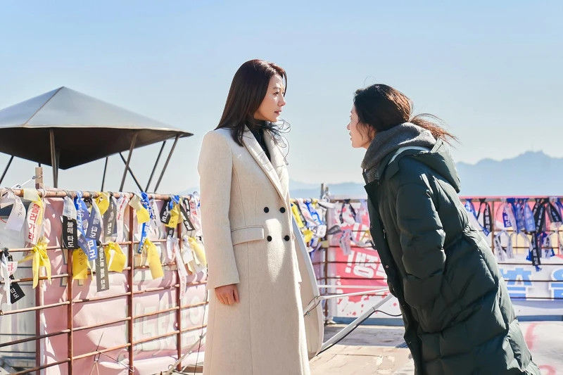 《造后者》吳景淑(右)嘲笑黃導譆,不過是銀星集團的”黃便”,也就是潑人的”糞” 《造后者》吳景淑(右)嘲笑黃導譆,不過是銀星集團的”黃便”,也就是潑人的”糞”