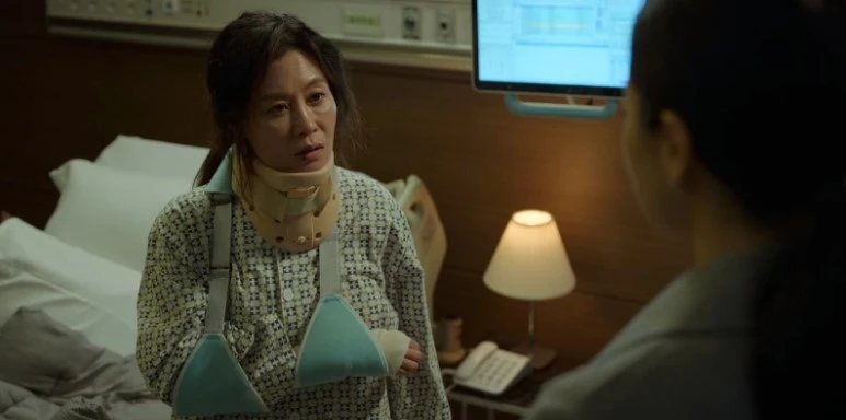 《造后者》吳景淑墜樓,好險助理早早在樓下準備好充氣氣墊 《造后者》吳景淑墜樓,好險助理早早在樓下準備好充氣氣墊