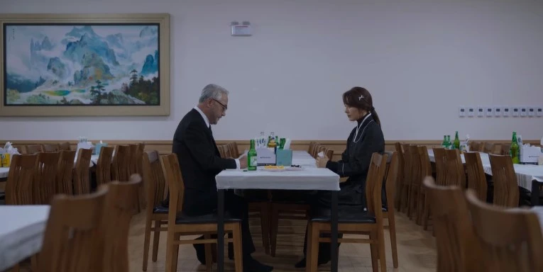 《造后者》卡爾‧尹(左)故意在黃導譆(右)父親喪禮中出現,非常囂張 《造后者》卡爾‧尹(左)故意在黃導譆(右)父親喪禮中出現,非常囂張