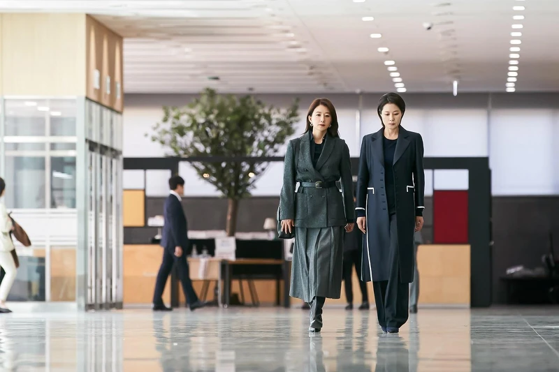 《造后者》黃導譆(左)在歷經喪父之慟後,終於明白吳景淑(右)堅守的正義有多麼不易 《造后者》黃導譆(左)在歷經喪父之慟後,終於明白吳景淑(右)堅守的正義有多麼不易