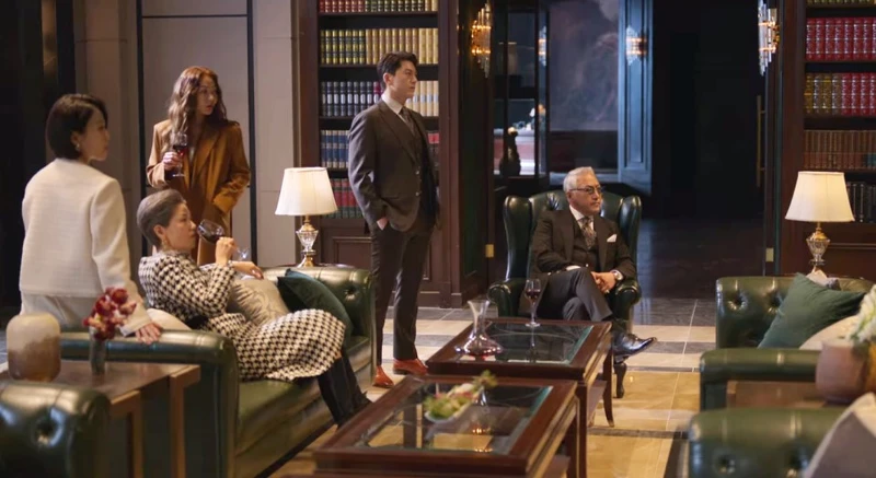 《造后者》殷家一家上下和卡爾‧尹(右一)看著選舉新聞,孫會長(左二)喝著酒,一副十拿九穩的樣子 《造后者》殷家一家上下和卡爾‧尹(右一)看著選舉新聞,孫會長(左二)喝著酒,一副十拿九穩的樣子