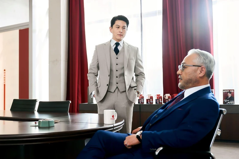 《造后者》白宰民(左)要卡爾‧尹(右)幫他除掉國芝妍 《造后者》白宰民(左)要卡爾‧尹(右)幫他除掉國芝妍