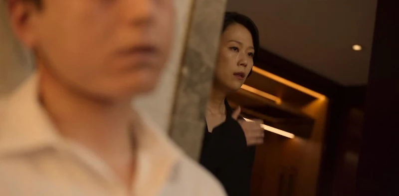 《造后者》白宰民(左)被自殺,殷彩領(右)前來認屍 《造后者》白宰民(左)被自殺,殷彩領(右)前來認屍