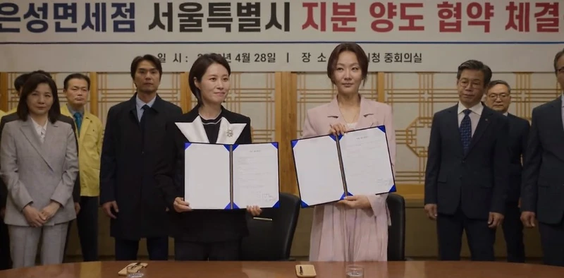 《造后者》吳景淑(左四)和銀星集團殷書真(右三)簽約儀式,讓市民共享免稅店股份 《造后者》吳景淑(左四)和銀星集團殷書真(右三)簽約儀式,讓市民共享免稅店股份