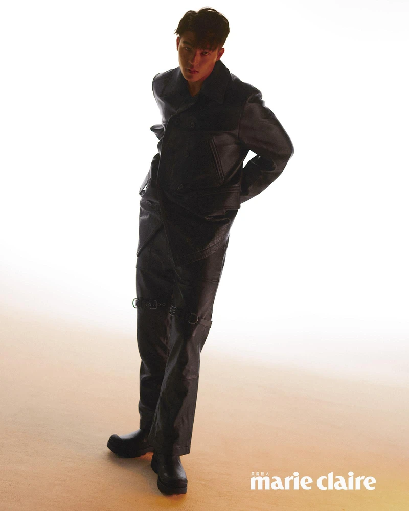 黑色皮革大衣、黑色皮革長褲、黑色 TROOPER 騎士靴，all by Coach。