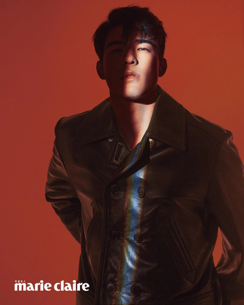 黑色皮革大衣 all by Coach。