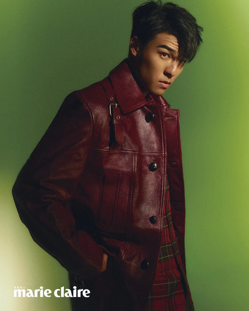 酒紅色皮革大衣、紅色格紋襯衫all by Coach。