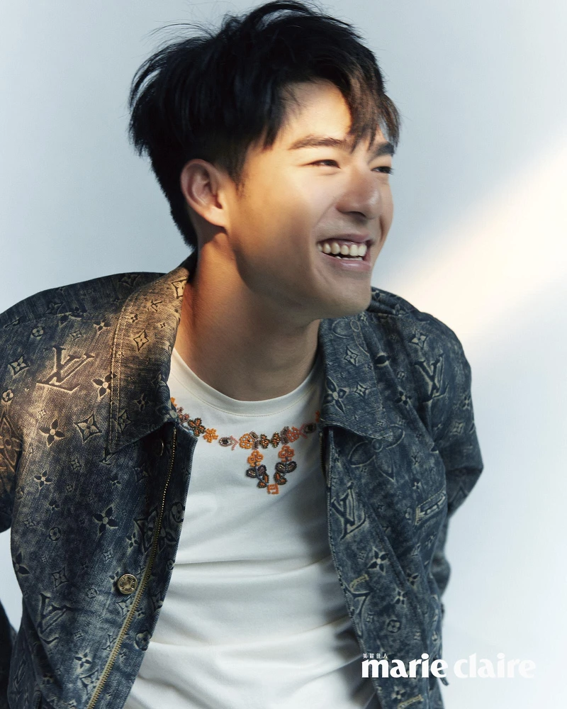 Monogram 牛仔外套，Louis Vuitton；串珠造型 T-shirt，Fendi。