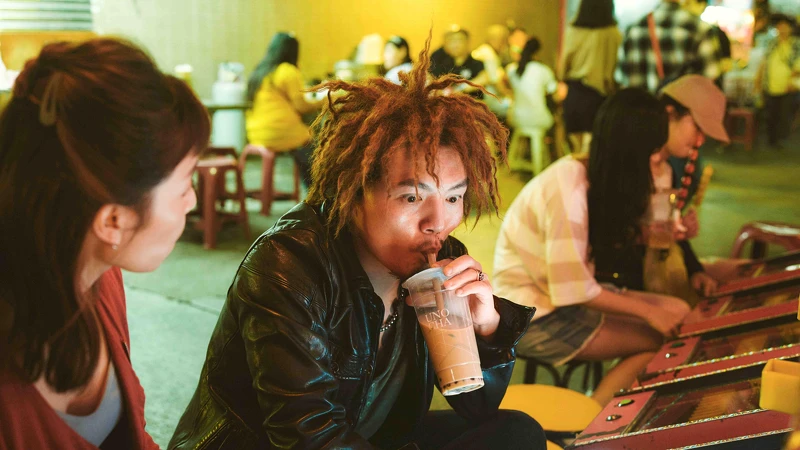 春風在《請問,還有哪裡需要加強》不計形象演出,以各式奇特髮型登場。 春風在《請問,還有哪裡需要加強》不計形象演出,以各式奇特髮型登場。