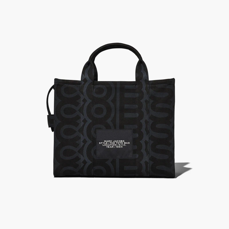 Marc Jacobs 深黑丹寧 Monogram圖紋The Tote Bag 中型托特包，NT14,900。