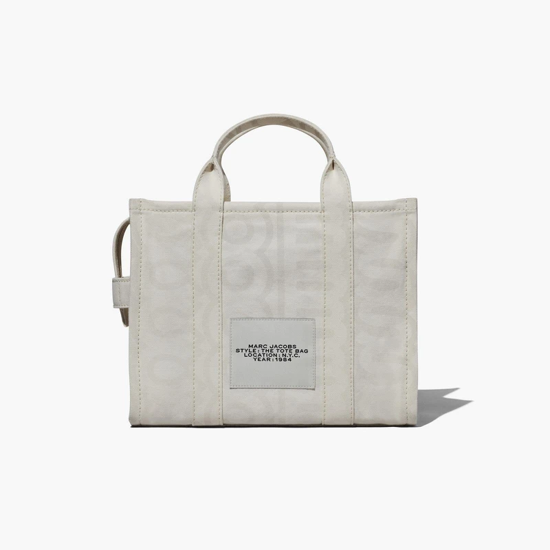 Marc Jacobs 燕麥灰白丹寧 Monogram圖紋The Tote Bag 中型托特包，NT14,900。