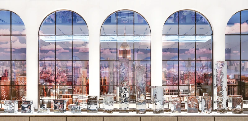 The Landmark旗艦店一樓窗景以特殊的影像牆面打造,影像開啟時為紐約標誌性市景,關閉時則呈現鏡面裝置。 The Landmark旗艦店一樓窗景以特殊的影像牆面打造,影像開啟時為紐約標誌性市景,關閉時則呈現鏡面裝置。