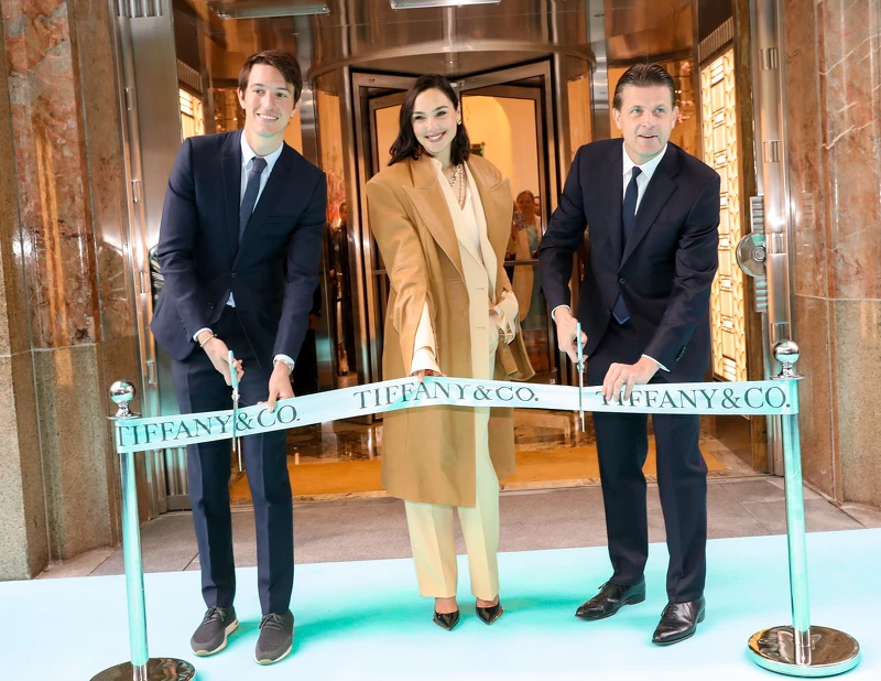 Tiffany & Co.代言人蓋兒加朵(Gal Gadot)與首席執行長Anthony Ledru、行銷暨執行副總裁Alexandre Arnault共同剪綵,誌慶The Landmark旗艦店的開幕。 Tiffany & Co.代言人蓋兒加朵(Gal Gadot)與首席執行長Anthony Ledru、行銷暨執行副總裁Alexandre Arnault共同剪綵,誌慶The Landmark旗艦店的開幕。