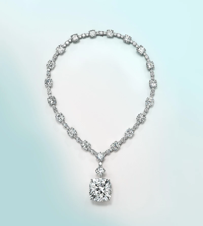 Tiffany & Co.以鉑金及鑽石打造非凡的高級珠寶項鍊,其中的鑽石吊墜鑲嵌一枚重逾106克拉的頂級鑽石 Tiffany & Co.以鉑金及鑽石打造非凡的高級珠寶項鍊,其中的鑽石吊墜鑲嵌一枚重逾106克拉的頂級鑽石