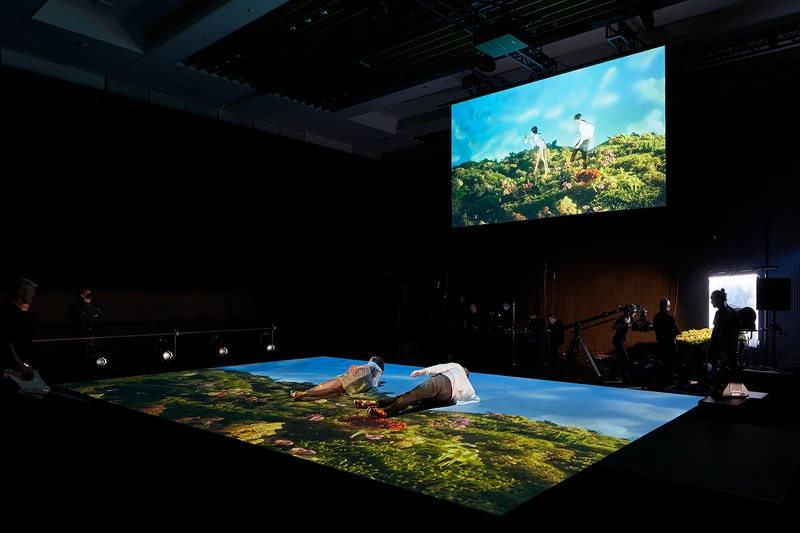 舞蹈家貼地演出,透過俯視鏡頭完成像是在空中舞動的效果。 舞蹈家貼地演出,透過俯視鏡頭完成像是在空中舞動的效果。