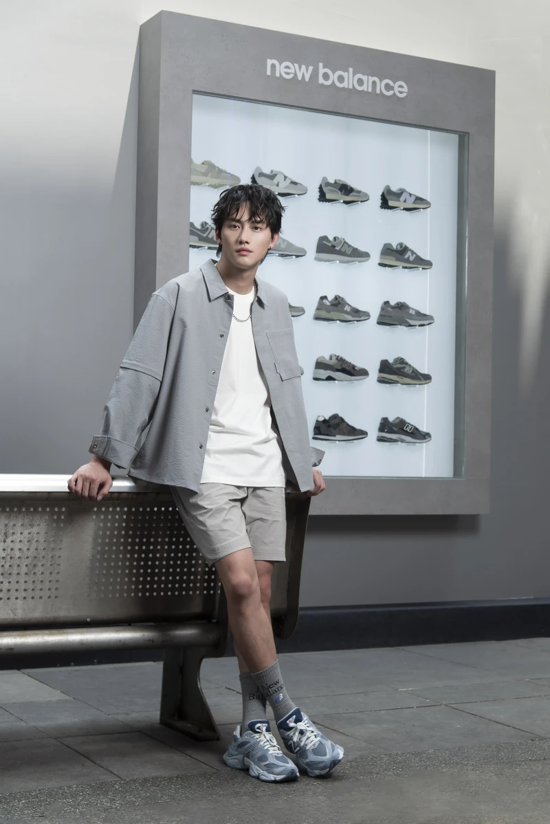 范少勳所著用的NB9060，整體造型選擇抗皺材質的有領襯衫搭配素Tee和季節感十足的短褲，運用灰白色階凸顯出NB9060灰藍系的神祕太空感。