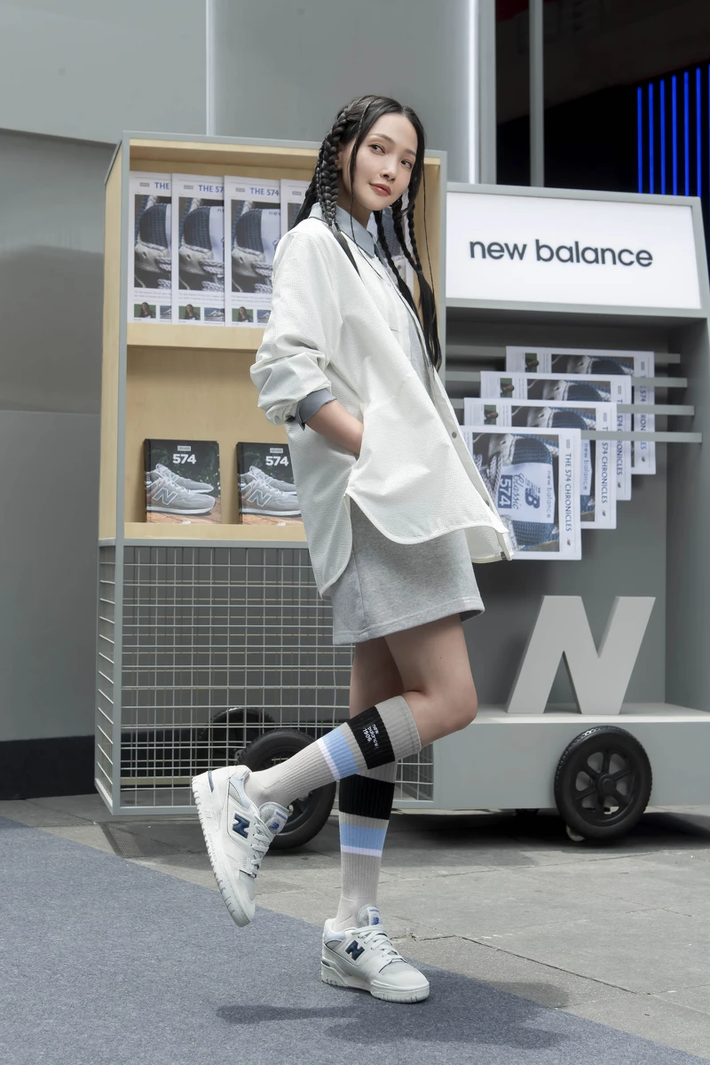 小美於休閒棉質洋裝裡內搭一件有領絲質襯衫，再外面套上一件無領的抗皺襯衫，營造層次間的變化，並運用經典復古籃球版型的NB 550帶出一種屬於小美的慵懶感！