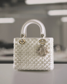 Lady Dior 奶油白串珠刺繡籐格紋小羊皮小型提包,NT305,000。 Lady Dior 奶油白串珠刺繡籐格紋小羊皮小型提包,NT305,000。