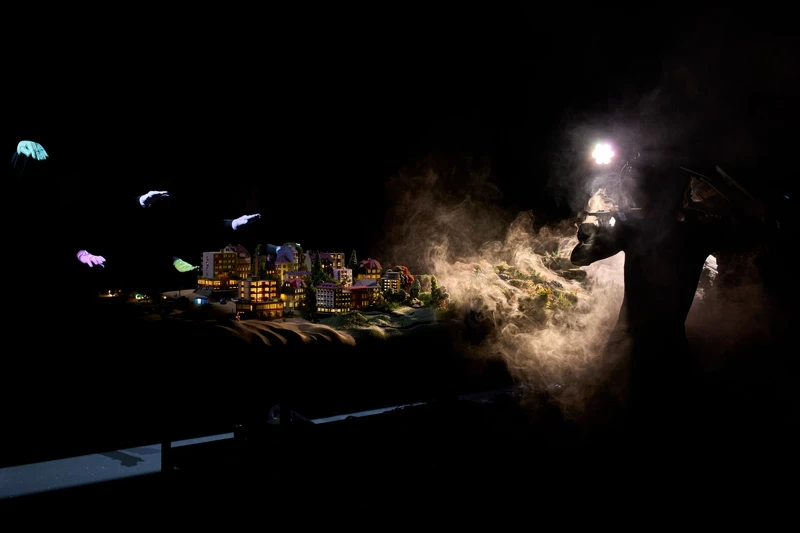 the flight of the migratory gloves 遷徙手套的飛行。  the flight of the migratory gloves 遷徙手套的飛行。