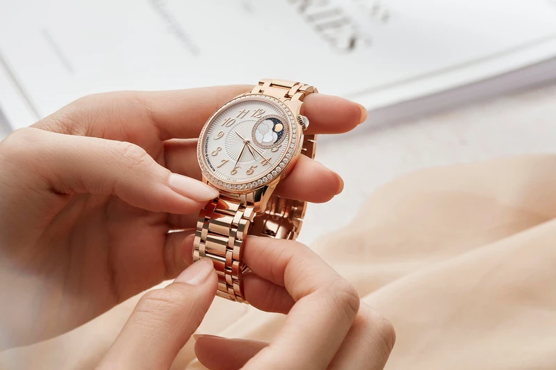 除了手上配戴的Égérie Creative Edition腕錶，Veeda個人也很鍾愛江詩丹頓Égérie粉紅金月相腕錶。