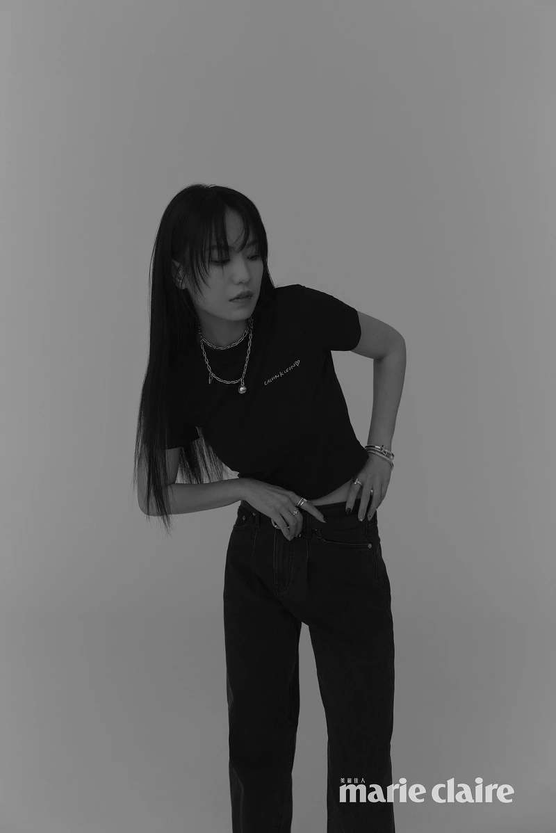Jennie for Calvin Klein黑色標誌短版T恤、永續90年代直筒牛仔褲，both by Calvin Klein；HardWear系列18K金垂墜球形與鎖扣雙圈項鍊、T1系列 18K白金寬版鑲鑽戒指、18K白金窄版鑲鑽戒指、18K金窄版鑲鑽戒指、18K金寬版手環、18K白金窄版鋪鑲鑽石手環，Lock系列18K白金與黃金鑲鑽手鐲、18K白金與玫瑰金鑲鑽戒指，all By Tiffany & Co.。