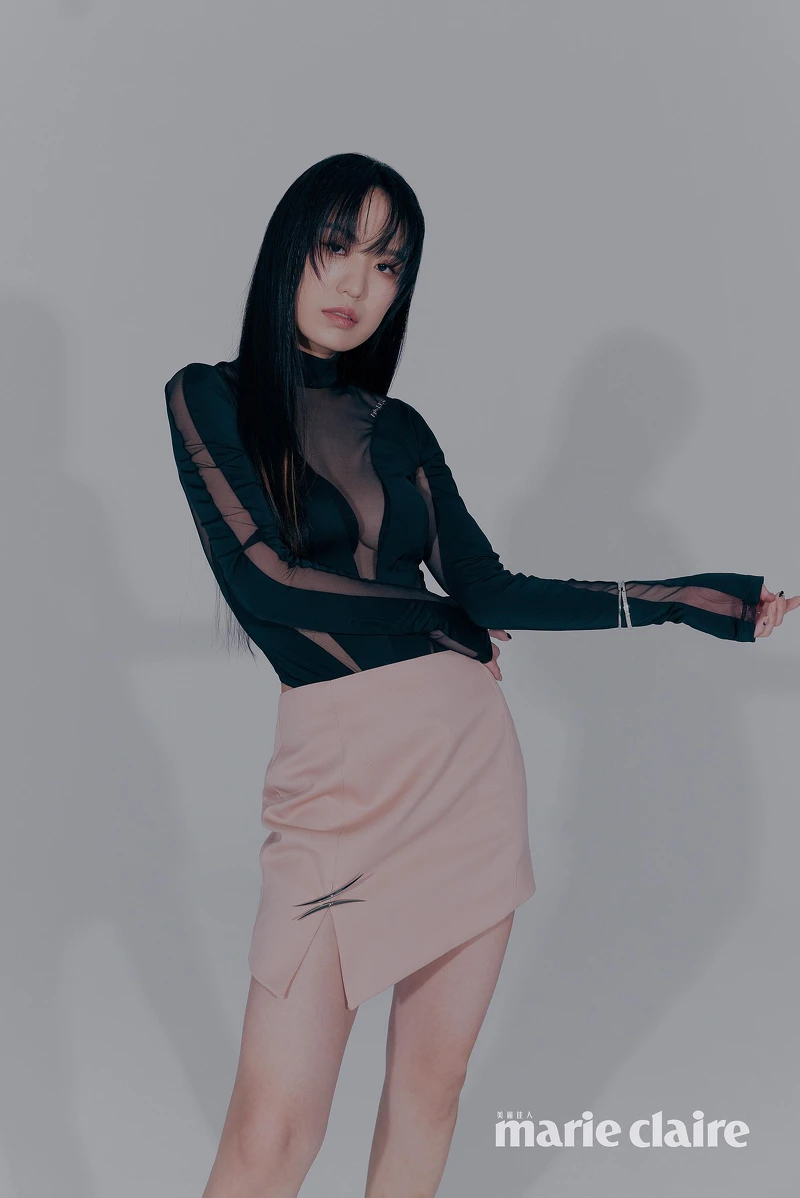 黑色網紗布段緊身連身衣、古董粉紅羊毛迷你裙，both by Mugler x H&M；T1 18K白金寬版鋪鑲鑽石手環、18K白金窄版鋪鑲鑽石手環、18K白金寬版鑲鑽戒指、18K白金窄版鑲鑽戒指all By Tiffany & Co.。