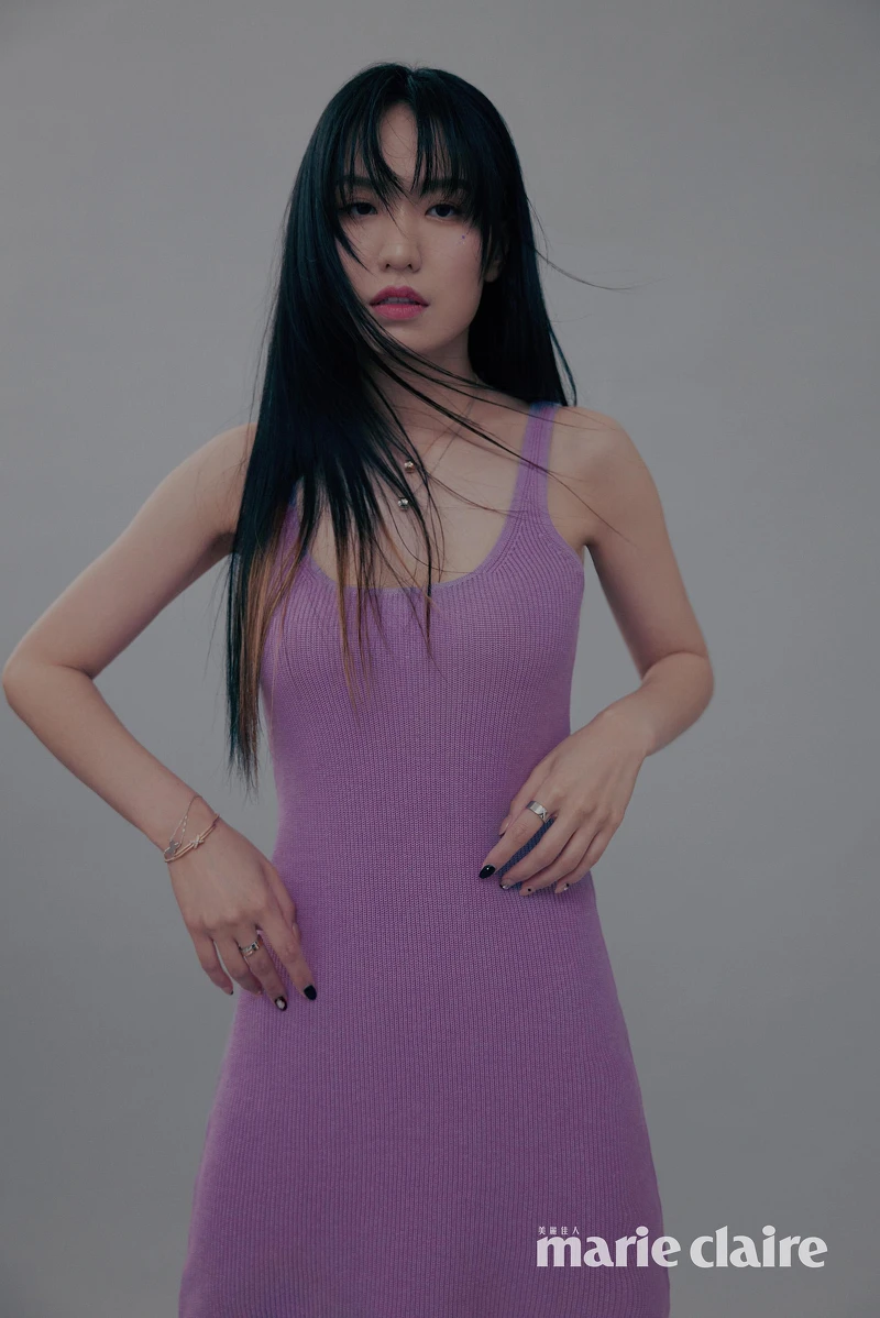 Jennie for Calvin Klein丁香紫連衣裙，Calvin Klein；Liens Évidence系列18K玫瑰金、18K白金吊墜、18K鉑金、18K玫瑰金戒指，Jeux de Liens系列18K白金鑽石手鏈、玫瑰金鑽石手鐲，all by Chaumet。