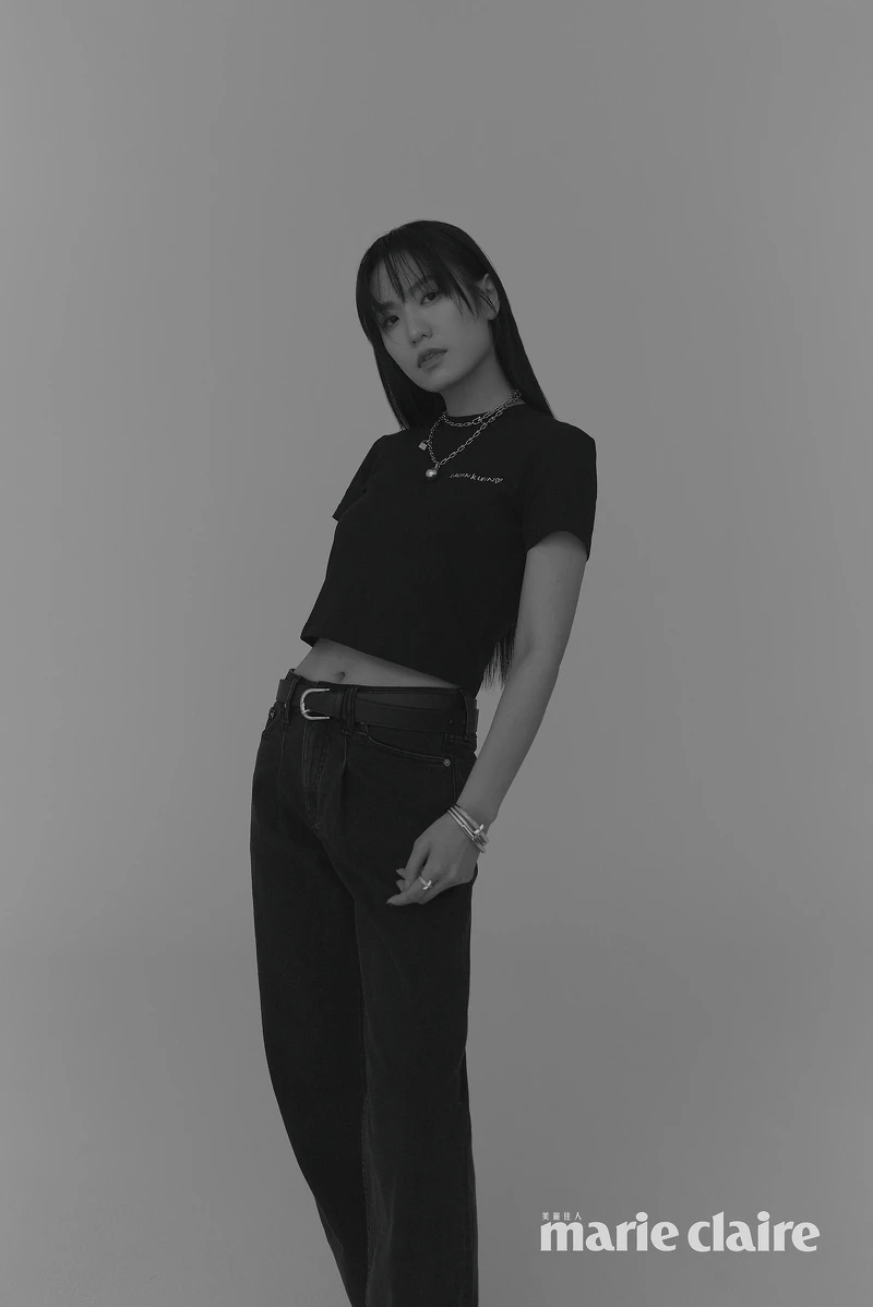 Jennie for Calvin Klein黑色標誌短版T恤、永續90年代直筒牛仔褲，both by Calvin Klein；HardWear系列18K金垂墜球形與鎖扣雙圈項鍊、T1系列 18K白金寬版鑲鑽戒指、18K白金窄版鑲鑽戒指、18K金窄版鑲鑽戒指、18K金寬版手環、18K白金窄版鋪鑲鑽石手環，Lock系列18K白金與黃金鑲鑽手鐲、18K白金與玫瑰金鑲鑽戒指，all By Tiffany & Co.。