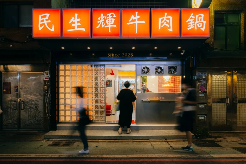 「民生輝牛肉鍋」插旗東區延吉街巷弄內。 「民生輝牛肉鍋」插旗東區延吉街巷弄內。