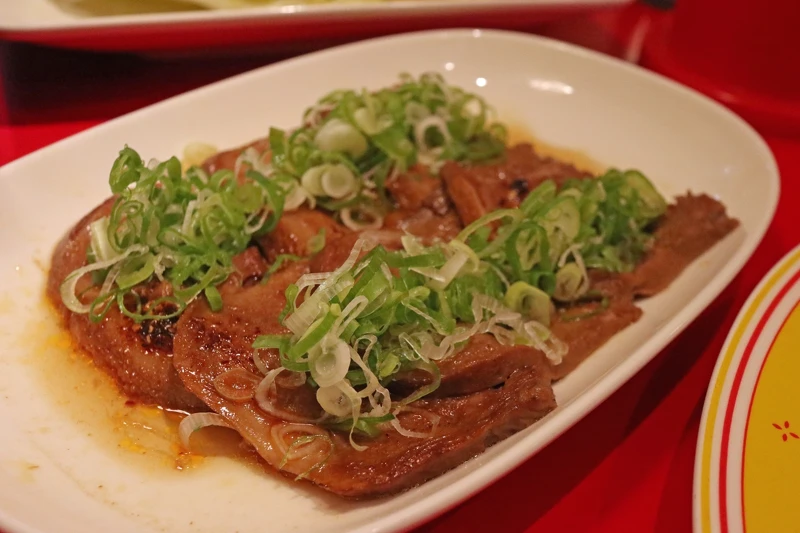 蔥花牛舌,有台式滷味加上日式鹽蔥花的風味。 蔥花牛舌,有台式滷味加上日式鹽蔥花的風味。