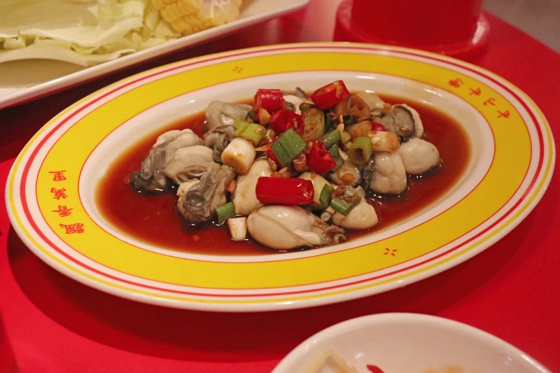 台味冷盤汆燙蒜蓉鮮蚵。 台味冷盤汆燙蒜蓉鮮蚵。