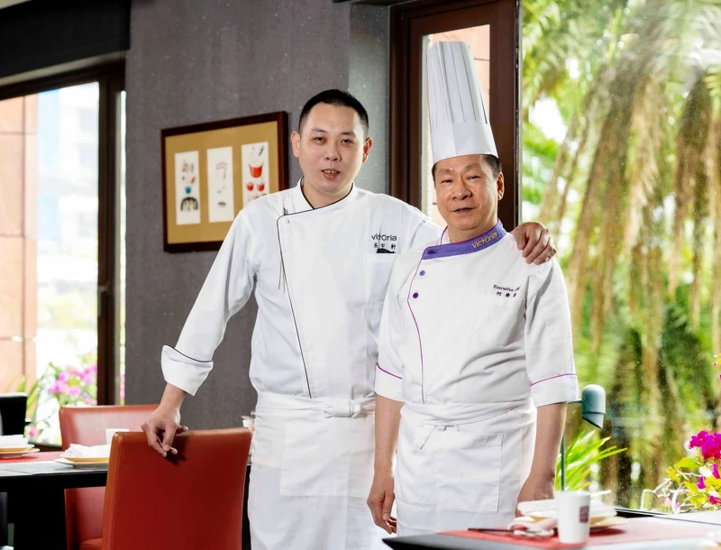 主廚吳宇軒與中餐行政總主廚何慶輝師傅。 主廚吳宇軒與中餐行政總主廚何慶輝師傅。