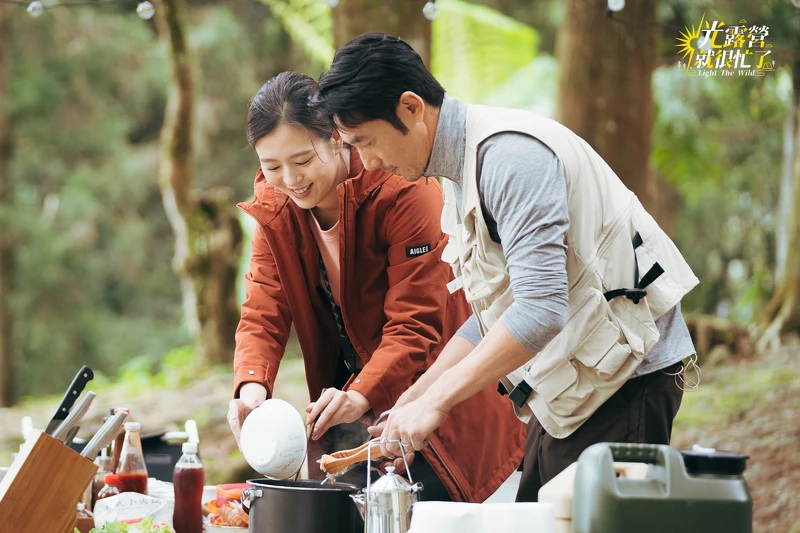 《光露營就很忙了》李李仁一見劉品言就恐嚇玩冰塊。 《光露營就很忙了》李李仁一見劉品言就恐嚇玩冰塊。