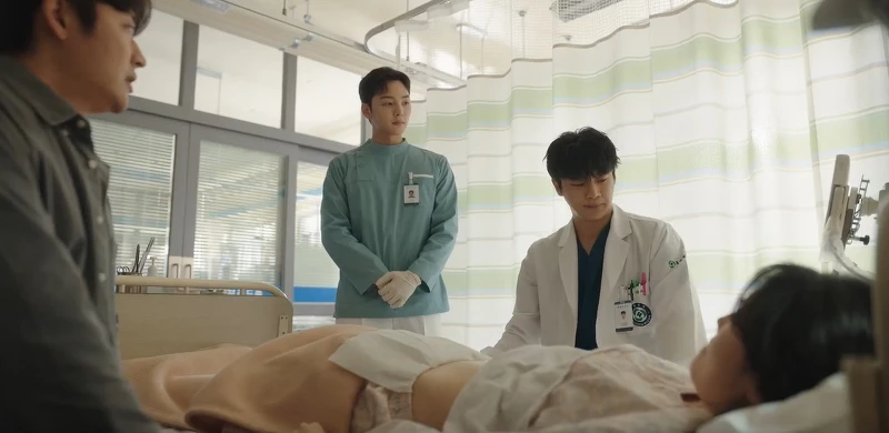 《浪漫醫生金師傅3》張東華(右二)是個抱怨一堆、技術有待加強的忙內住院醫