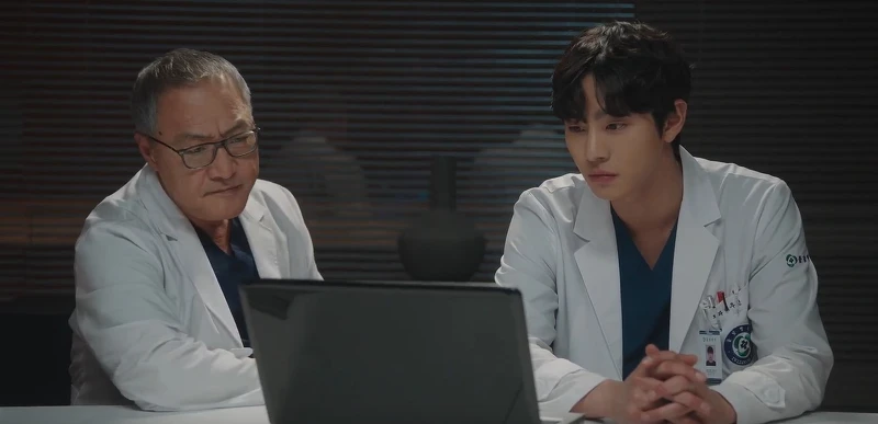 《浪漫醫生金師傅3》車教授(左)與徐宇鎮(右)看著手術畫面、切磋醫術