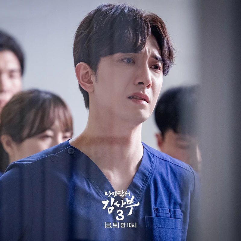 《浪漫醫生金師傅3》鄭仁秀眼前的病人才稍微控制住，另一個傷患卻過世，非常自責沒有面面兼顧