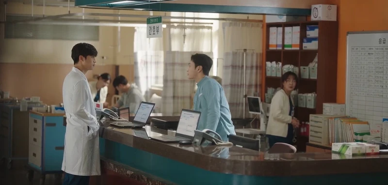 《浪漫醫生金師傅3》張東華(左)沒想到打聽八卦，問到”男朋友”朴恩卓(中)本人，讓賢晶護士(右)在旁竊笑