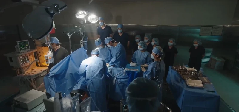 《浪漫醫生金師傅3》張東華(左)沒想到打聽八卦，問到”男朋友”朴恩卓(中)本人，讓賢晶護士(右)在旁竊笑