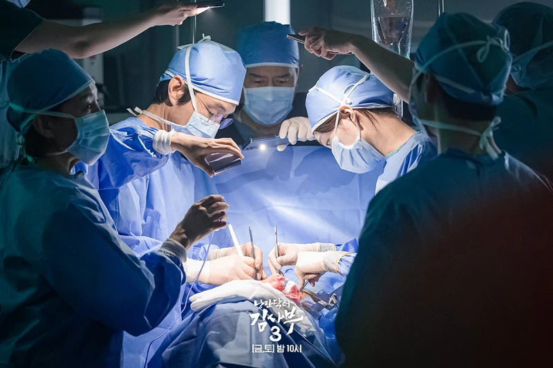 《浪漫醫生金師傅3》金師傅在大停電中穩住沉著,僅靠手機打燈微弱光源,帶領團隊成功完成手術 《浪漫醫生金師傅3》金師傅在大停電中穩住沉著,僅靠手機打燈微弱光源,帶領團隊成功完成手術