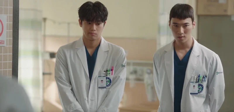 《浪漫醫生金師傅3》張東華(左)與李善雄(右),兩個欠缺磨練也欠罵的菜鳥醫生 《浪漫醫生金師傅3》張東華(左)與李善雄(右),兩個欠缺磨練也欠罵的菜鳥醫生