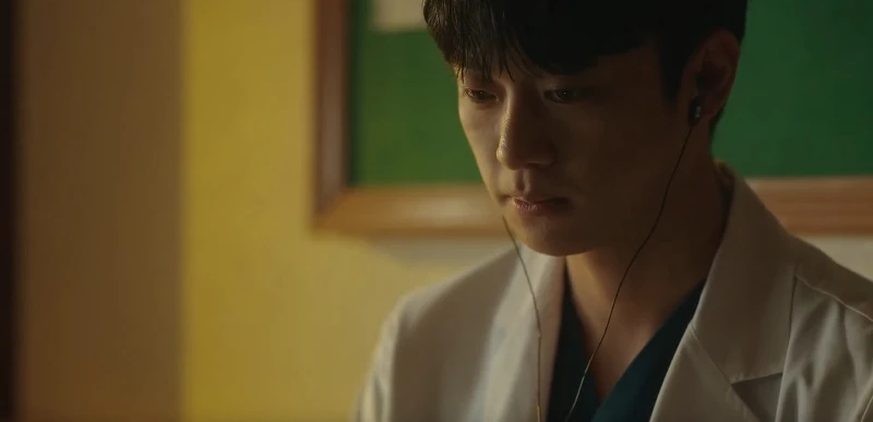 《浪漫醫生金師傅3》張東華聽著Walkman若有所思 《浪漫醫生金師傅3》張東華聽著Walkman若有所思