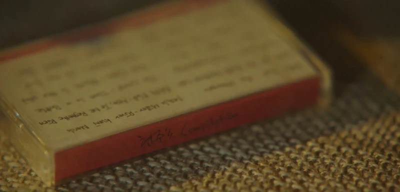 《浪漫醫生金師傅3》錄音帶寫著”賢珠的合輯”,搭配背景音樂《True Colors》 《浪漫醫生金師傅3》錄音帶寫著”賢珠的合輯”,搭配背景音樂《True Colors》