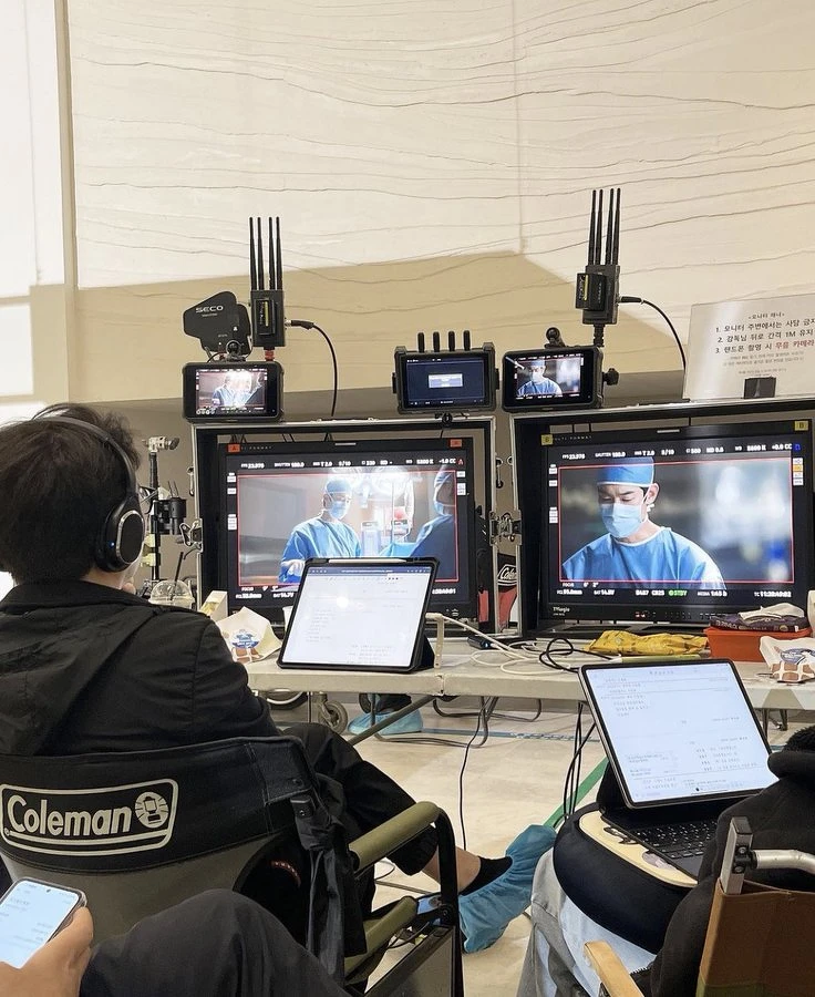 《浪漫醫生金師傅3》導演監視畫面裡出現柳演錫,姜東柱真的回來了! 《浪漫醫生金師傅3》導演監視畫面裡出現柳演錫,姜東柱真的回來了!