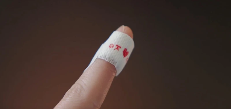 《浪漫醫生金師傅3》車恩彩替徐宇鎮貼上愛的OK蹦,在小細節上表現滿滿愛意 《浪漫醫生金師傅3》車恩彩替徐宇鎮貼上愛的OK蹦,在小細節上表現滿滿愛意