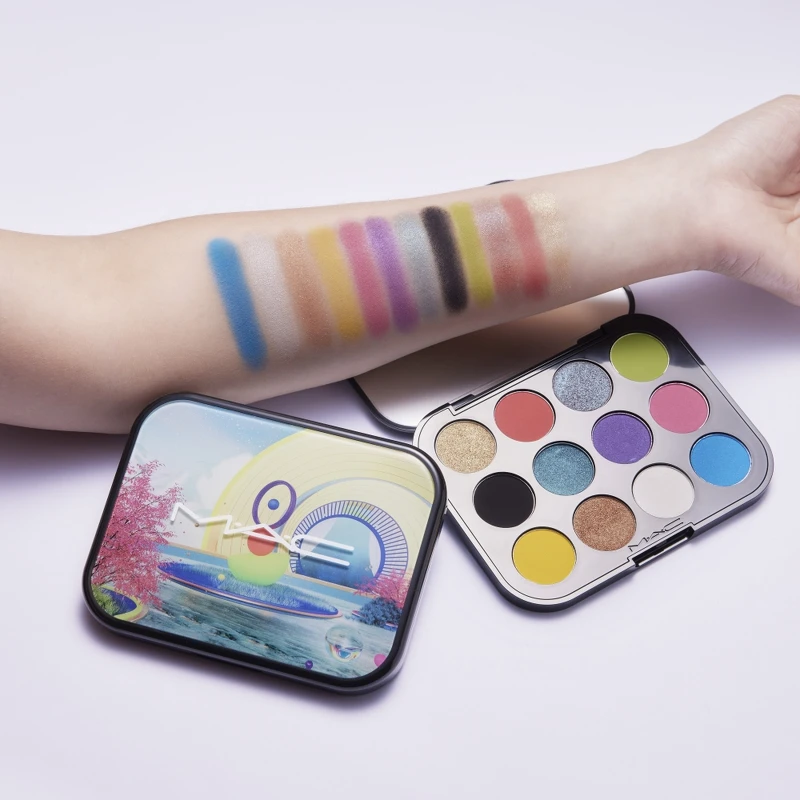 M.A.C玩色派對十二色眼影盤(#彩虹樂園HI-FI COLOUR),NT2,400 M.A.C玩色派對十二色眼影盤(#彩虹樂園HI-FI COLOUR),NT2,400