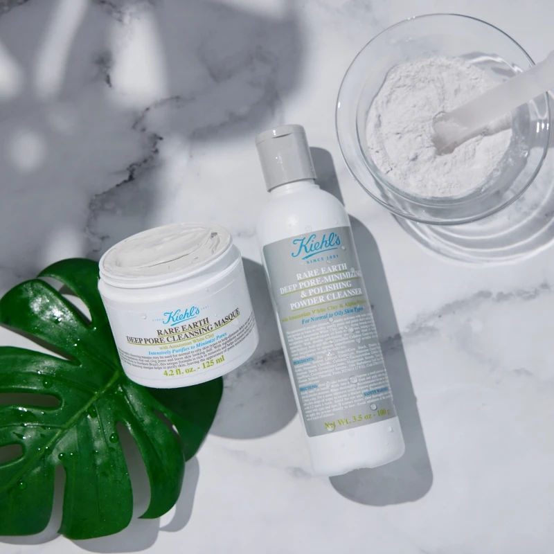Kiehl’s契爾氏亞馬遜白泥凈緻毛孔面膜、亞馬遜白泥粉乾凈潔顏粉產品情境照。 Kiehl’s契爾氏亞馬遜白泥凈緻毛孔面膜、亞馬遜白泥粉乾凈潔顏粉產品情境照。