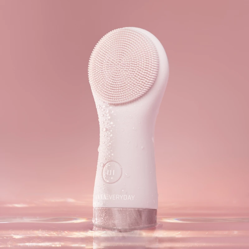 ANNAEVERYAY淨光水芙絨奢嫩矽膠潔膚機情境圖。 ANNAEVERYAY淨光水芙絨奢嫩矽膠潔膚機情境圖。