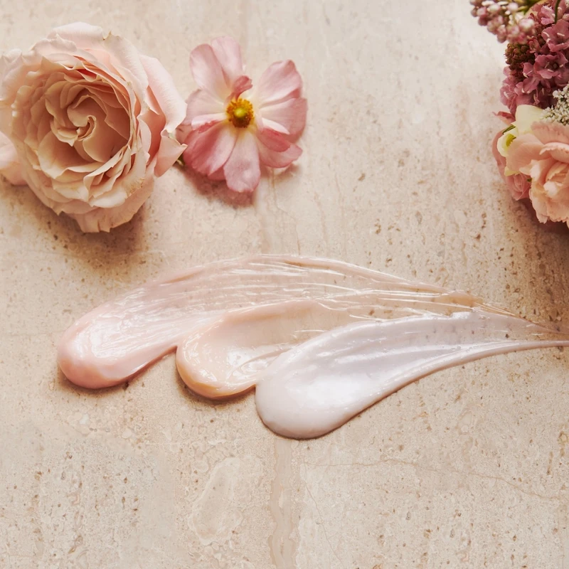 蘭蔻絕對完美黃金玫瑰修護乳霜三種質地,由左至右為玫瑰霜豐潤版、玫瑰霜、玫瑰輕乳霜。 蘭蔻絕對完美黃金玫瑰修護乳霜三種質地,由左至右為玫瑰霜豐潤版、玫瑰霜、玫瑰輕乳霜。