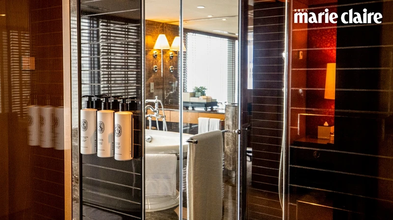 淋浴間採用全透明玻璃營造寬廣視野 淋浴間採用全透明玻璃營造寬廣視野